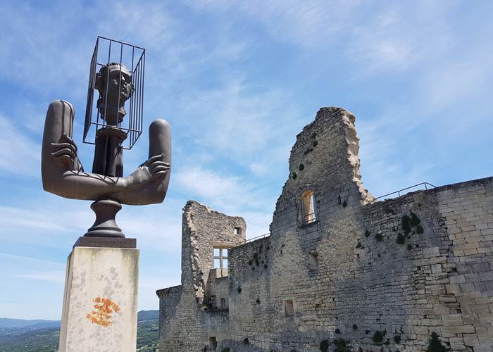 Art_contemporain_à_Lacoste devant le chateau_du_marquis_de_Sade