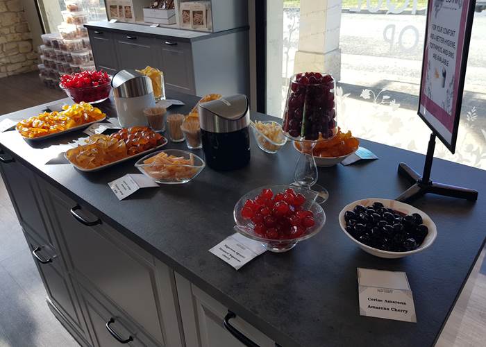 Dégustation gratuite de fruits confits à la maison des fruits confits d'Apt