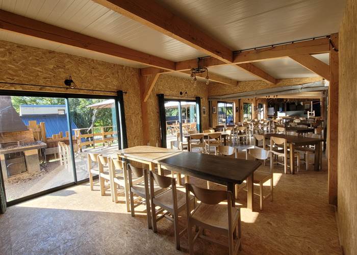 Salle et barbecue extérieur