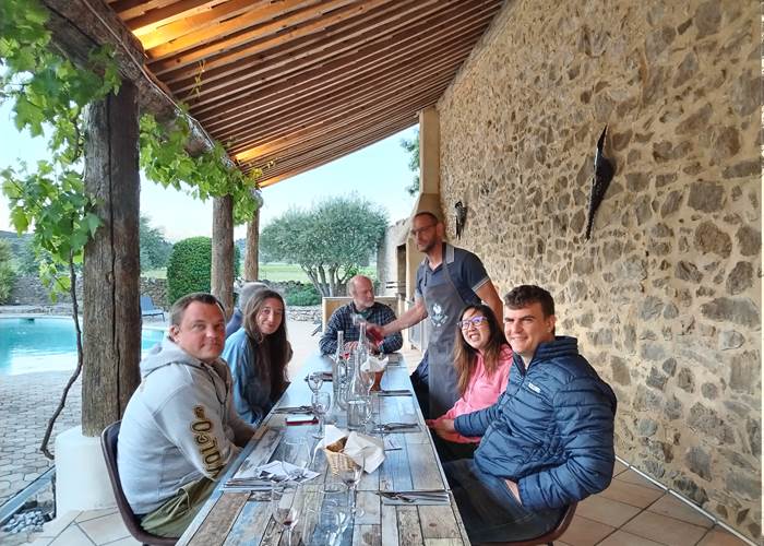 Présentation des vins du Domaine Les Tuileries lors de notre table d'hôtes