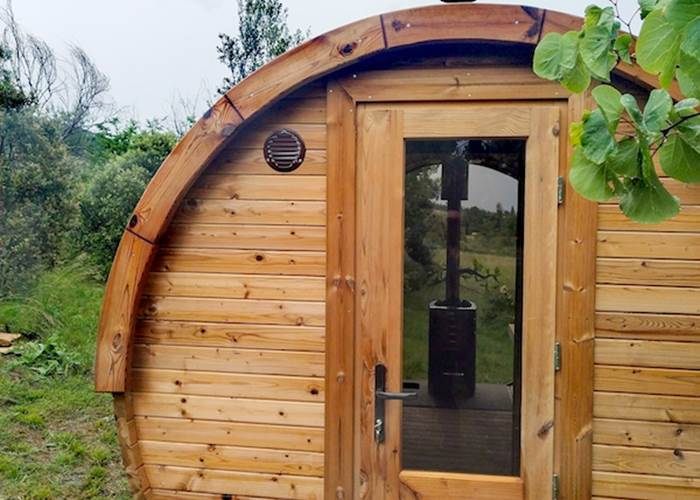 Entrez, vous passez par le vestiaire et vous profitez de votre sauna !