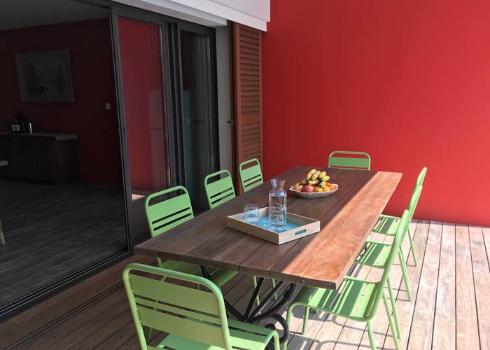 La terrasse commune face à la piscine