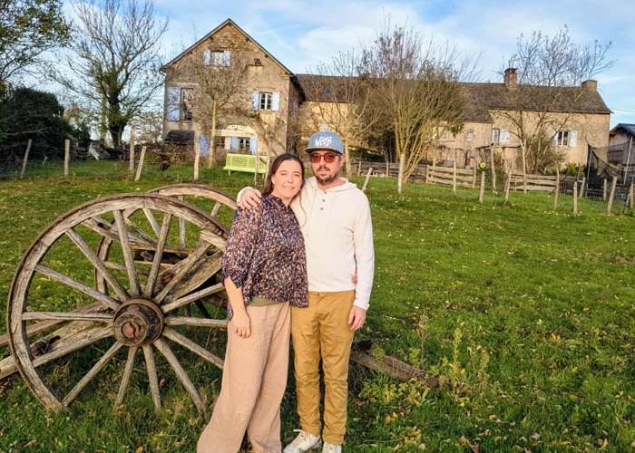 couple-devant-maison-hotes-saisonnee-campagne-centres-aveyron.jpg