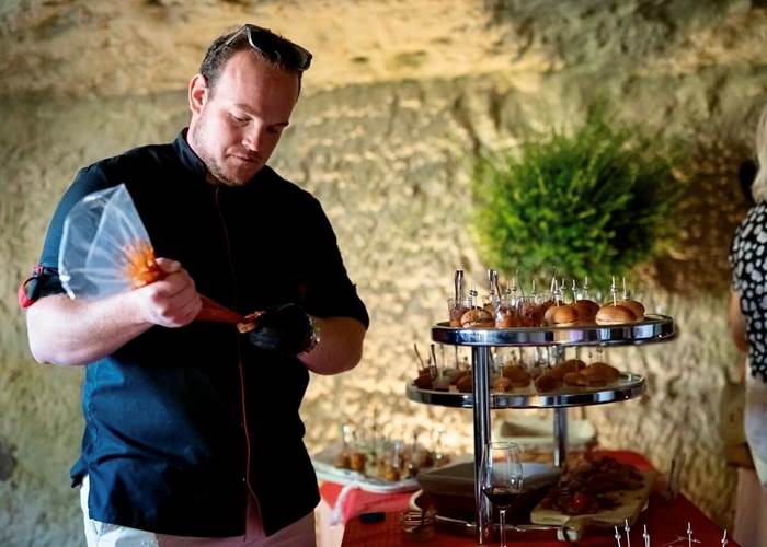 Nicolas Ouisse, des Délices de Sologne, saura vous préparer aussi bien un délicat buffet qu'une paëlla géante.