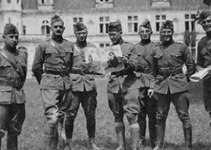 Harry Truman et ses soldats en 1918 devant le château