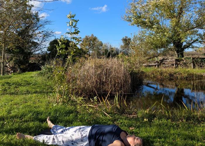 sophrologie-relaxation-nature-jardin-saisonnee-bien-etre-maison-hotes-aveyron.jpg