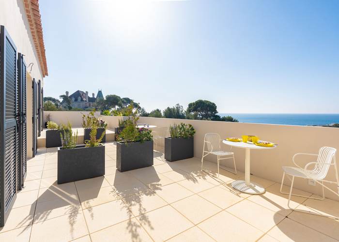 Vue espace terrasse vue mer chambre jaune