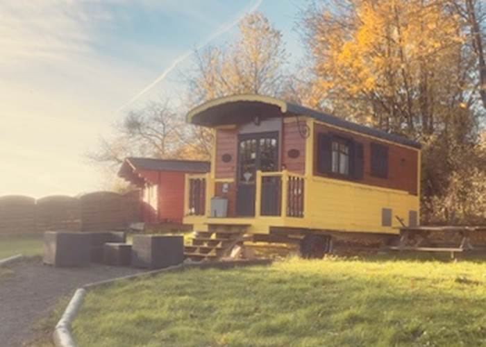 roulotte-jaune-andy-hebergement-insolite-domaine-des-droles-de-dames-buding-moselle.jpgRoulotte Andy du Domaine des Drôles de Dames à Buding, hébergement insolite en Moselle
