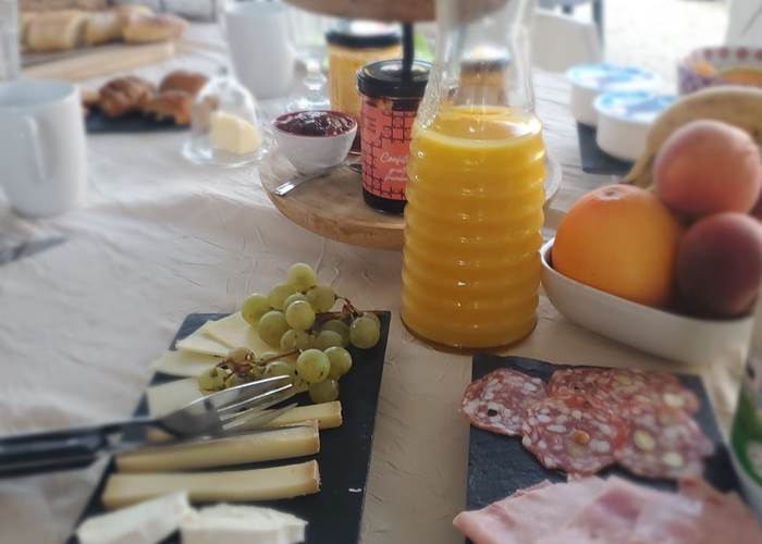 Petit déjeuner convivial à la maison d'hôtes Cale 32