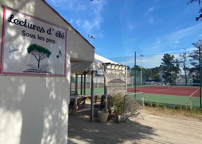 cours de tennis et bibliothèque d'été pour lire à l'ombre des pins