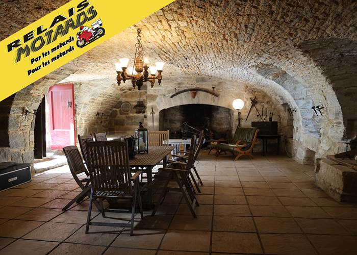 Accueil de groupe motard au Château de Saint-Chamarand : salle voutée du chateau.