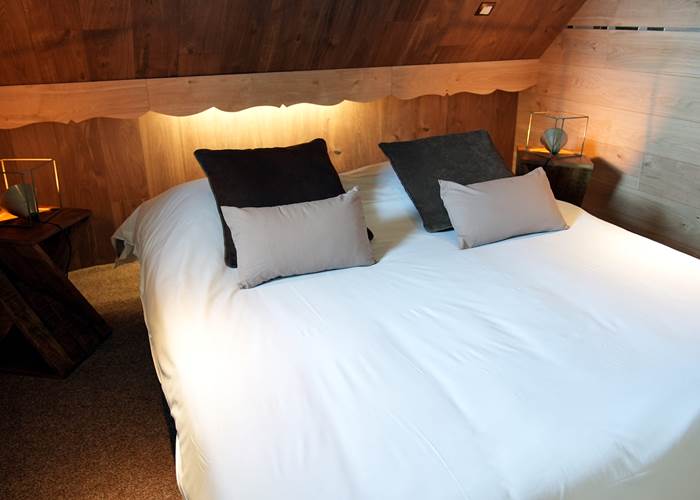 Chambre double bois foncé