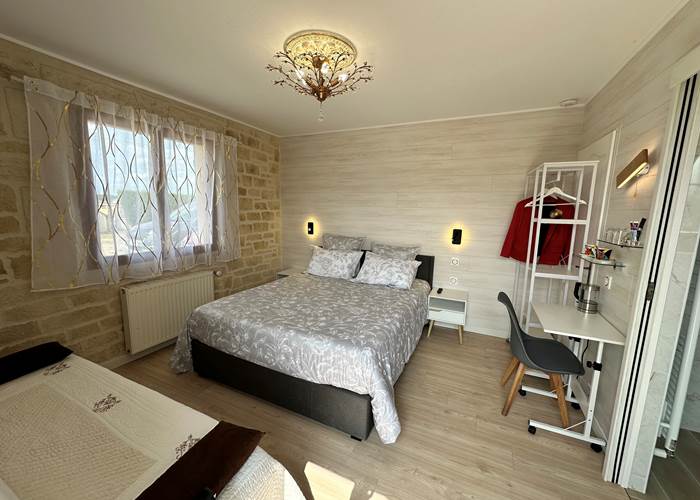 chambre-raphael-lit-queen-size_canapé-2-places_spacieuse_calme_lumineuse_mas-des-anges_soussans-margaux-medoc-bordeaux-pauillac-moulis-vignoble-accessibilite.jpg