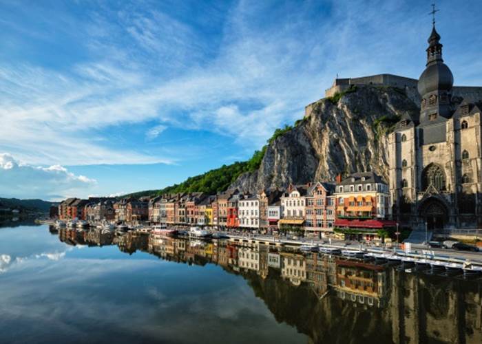 Vue de Dinant depuis la Meuse