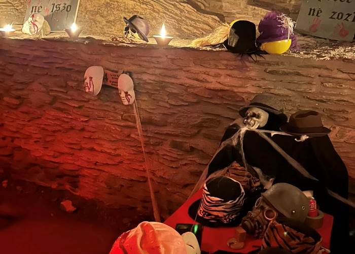 tanière du chapelier fou halloween au château féodal de la roche-en-ardenne