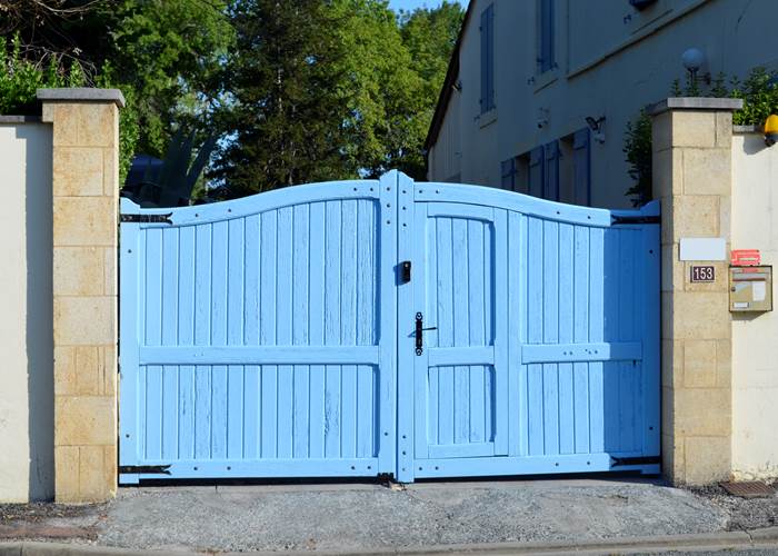 Nouvelle peinture sur portail d'entrée vue extérieur