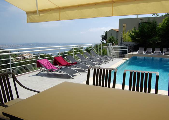 vue mer et cap Antibes depuis terrasse bord piscine