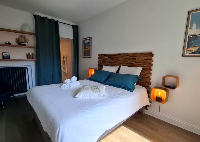 Chambre d’hôtes Bleue avec lit double aux Gîtes de Monte Blanco à Montblanc près de Béziers-news