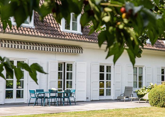 chaises longues à disposition