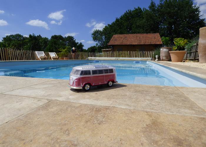 piscine d'eau salée  avec vue sur la bastide de Beaumont du Périgord-page