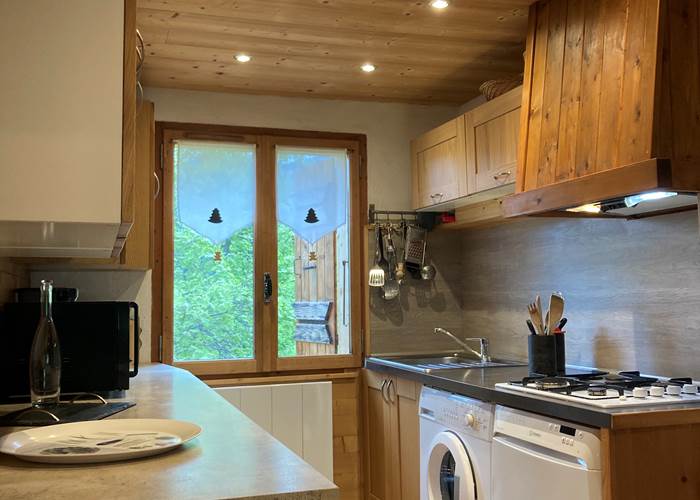 Cuisine avec lave vaisselle et lave linge