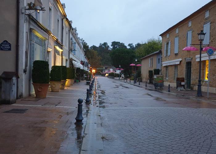 La rue principale d'Eugénie les bains en Octobre dernier