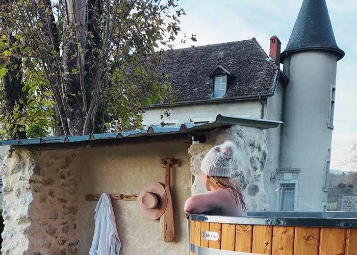 Bain nordique privatif du Manoir du Colombier, déjà chaud à l’arrivée, avec vue sur les montagnes du Bugey près du Grand Colombier.