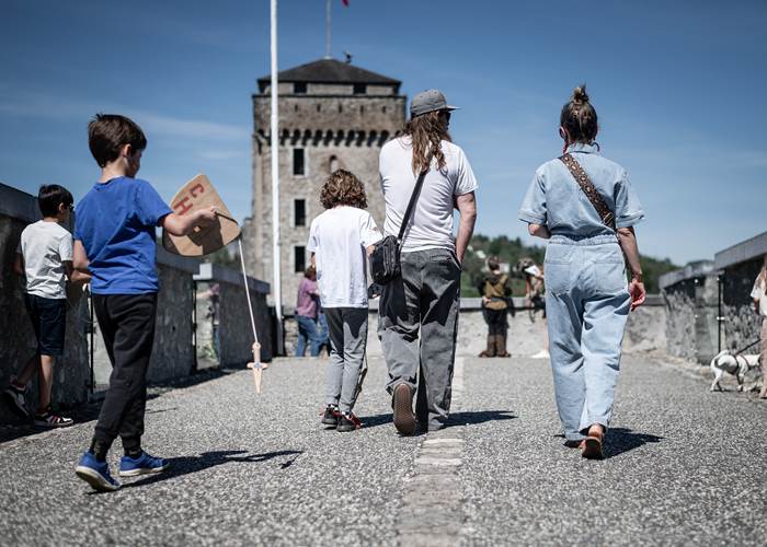 Chateau-Lourdes-Pyrénées-panorama-Sanctuiaire-famille-chien