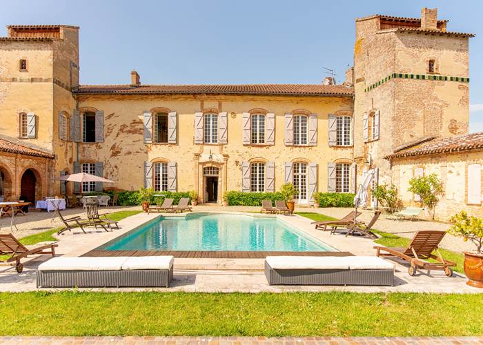 Cour intérieure avec piscine