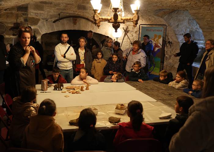 La vie quotidienne de la famille Cro-Magnon avec le musée Piage au Château de Saint-Chamarand