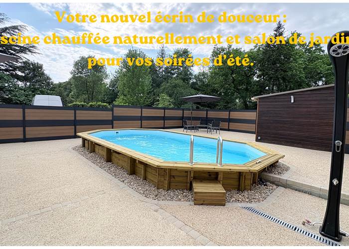 Piscine - transats - salon jardin - parasol