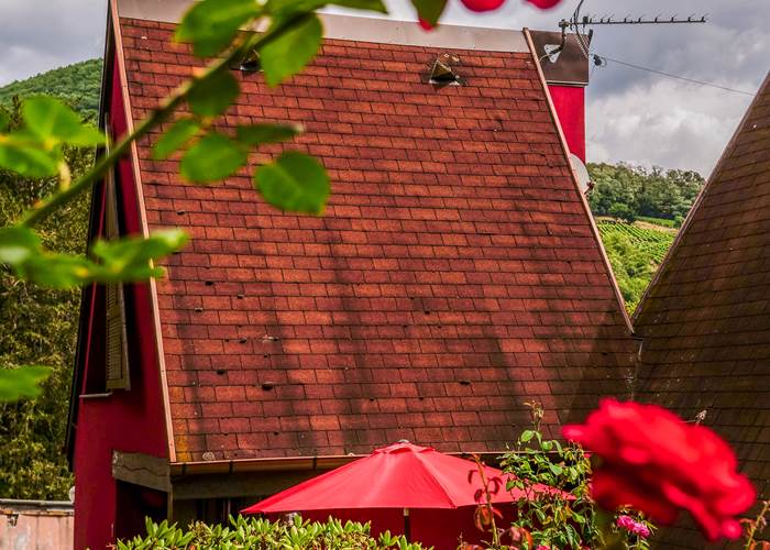 Le pavillon en été dans son cadre très verdoyant et fleuri