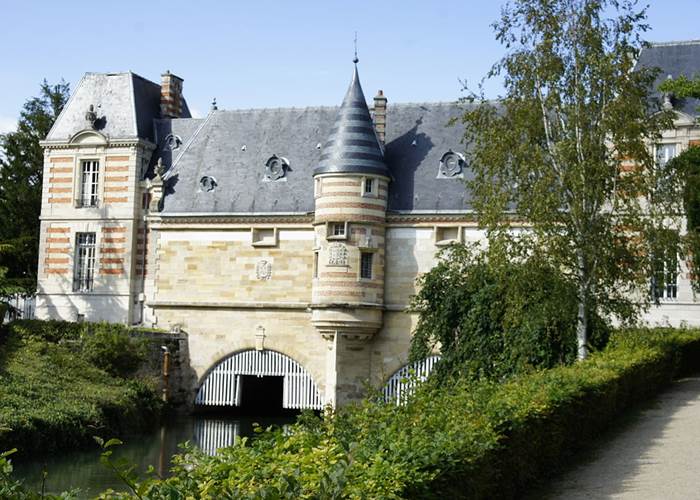 1200px-Chateau_du_marché_2997