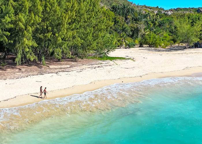 Couple sur la plage de Sakatia - Nosy Be