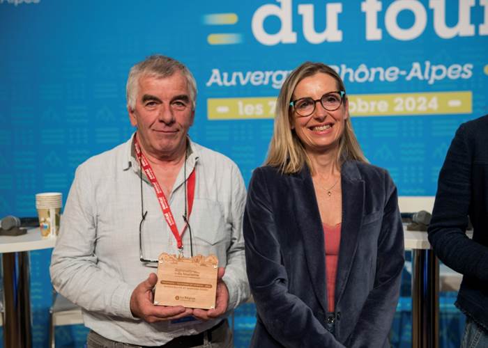 Guy Salat et son trophée ©Auvergne-Rhône-Alpes / Guillaume Atger