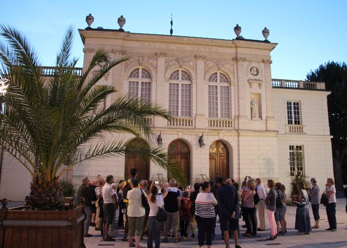 Salle des Fetes (5 minutes à pied)