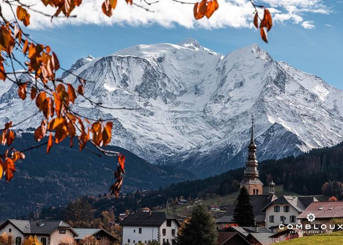Le clocher de Combloux devant le Mont-Blanc