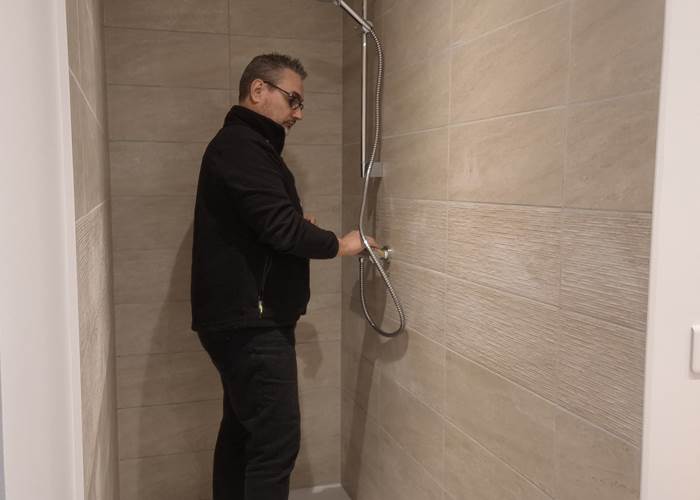 Travaux de rénovation de la salle de bain de la chambre Bleue aux Gîtes de Monte Blanco à Montblanc-news