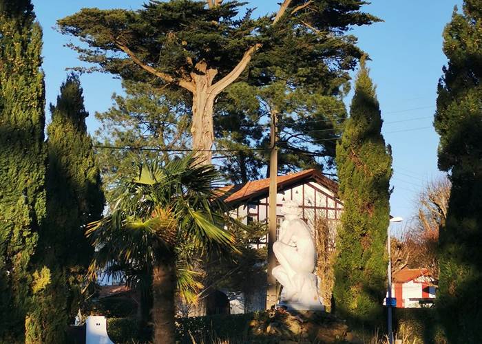 Une place de quartier de Biarritz