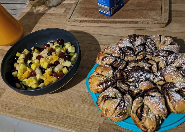 Buffet sucré et salé préparé avec des produits frais