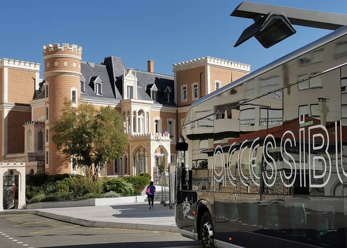 Réseau de transport Txik Txak devant l'Office du Tourisme - Ocean 7