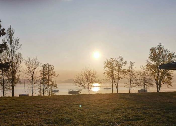 Lever de soleil sur le plan d'eau