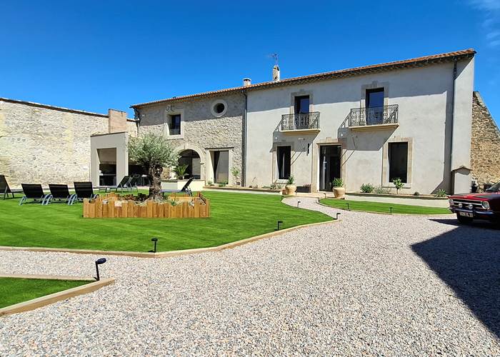 Vue extérieure des Gîtes de Monte Blanco à Montblanc dans l’Hérault, domaine rénové avec jardin, transats et ambiance printanière-news