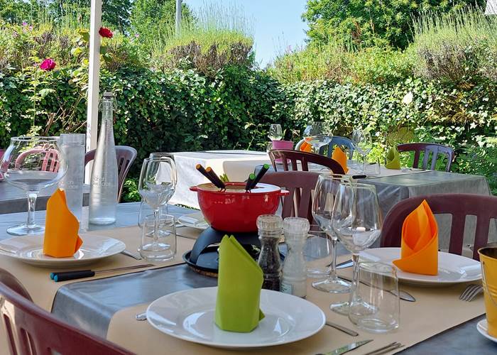 A partir de juin, table d'hôtes au jardin, Le Ranch des Lacs Chambres d'hôtes et Table d'hôtes.