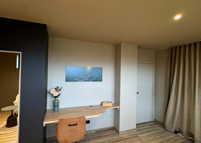 le coin bureau dans la chambre du bas