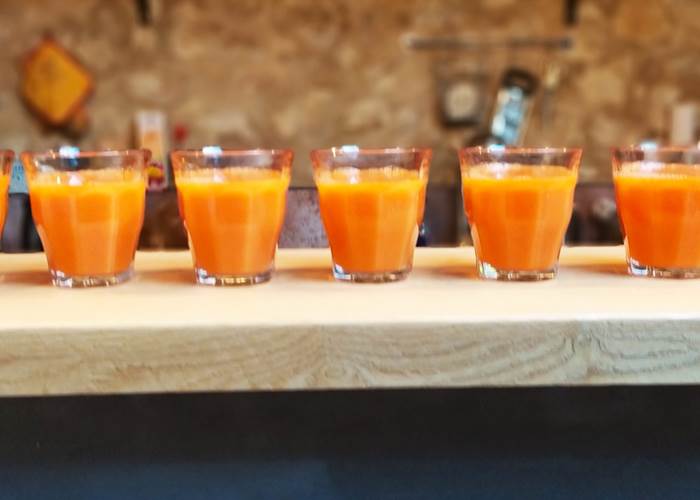 Un jus de fruit et légumes à l'extracteur chaque matin, un bouillon de légumes bio chaque soir