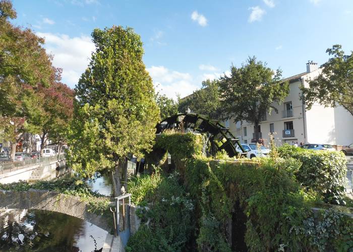Isle sur la Sorgue et une de ses roues à aubes
