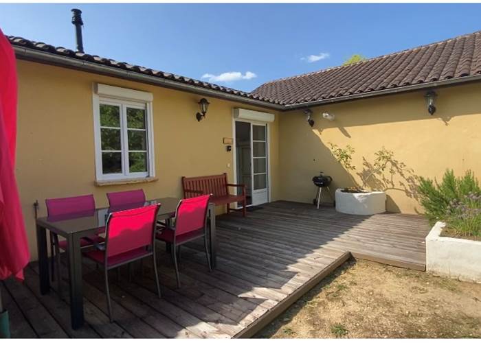 Terrasse  gîte Bombay avec salon de jardin et barbecue  Weber au charbon