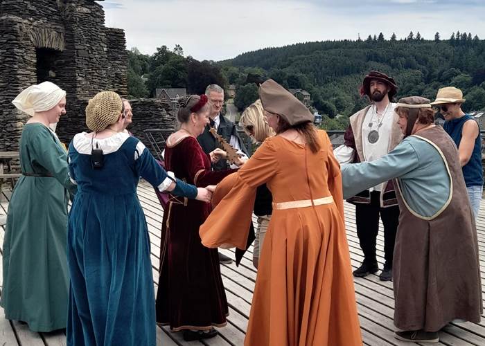 Animation de danse médiévale au Château féodal de La Roche-en-Ardenne