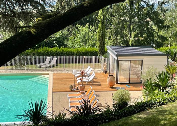 la piscine vue du parc